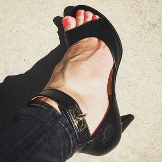 Cat Deeley feet photo thumbnail