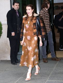 Emma Roberts feet photo thumbnail