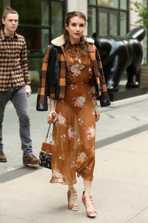 Emma Roberts feet photo thumbnail