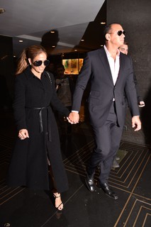 Jennifer Lopez feet photo thumbnail