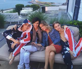 Cara Delevingne feet photo thumbnail