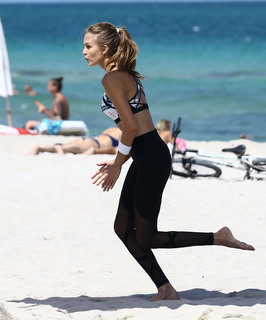 Josephine Skriver feet photo thumbnail