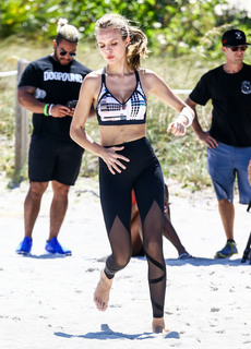 Josephine Skriver feet photo thumbnail