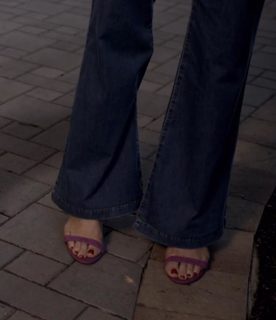 Jenna Elfman feet photo thumbnail