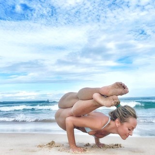 Kino MacGregor feet photo thumbnail