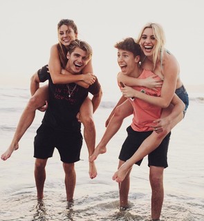 Lele Pons feet photo thumbnail