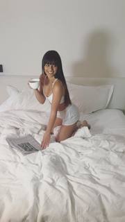 Lea Michele feet photo thumbnail