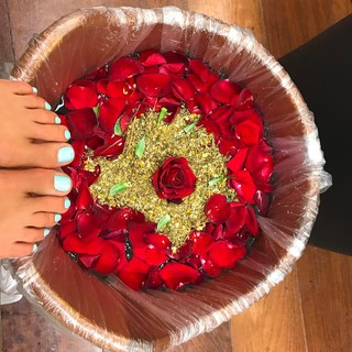 Isis Valverde feet photo thumbnail