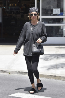 Lisa Rinna feet photo thumbnail