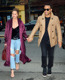 Chrissy Teigen feet photo thumbnail