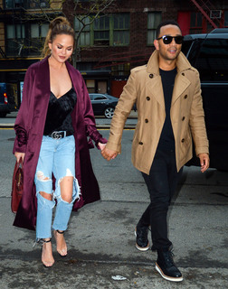 Chrissy Teigen feet photo thumbnail