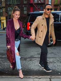 Chrissy Teigen feet photo thumbnail