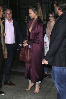 Chrissy Teigen feet photo thumbnail