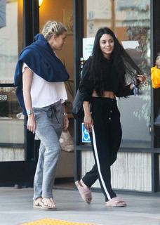 Vanessa Hudgens feet photo thumbnail