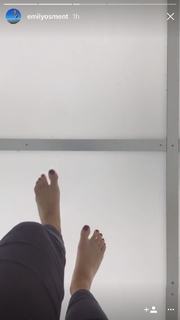 Emily Osment feet photo thumbnail