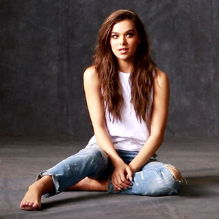 Hailee Steinfeld feet photo thumbnail