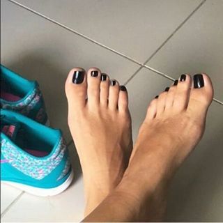 Carla Diaz feet photo thumbnail