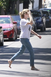Amanda Seyfried feet photo thumbnail