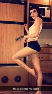 Bella Thorne feet photo thumbnail
