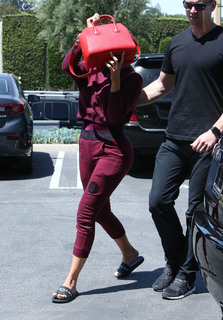 Khloé Kardashian feet photo thumbnail