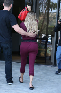 Khloé Kardashian feet photo thumbnail