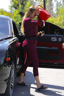 Khloé Kardashian feet photo thumbnail