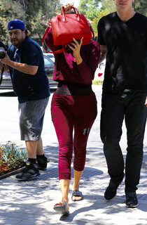 Khloé Kardashian feet photo thumbnail