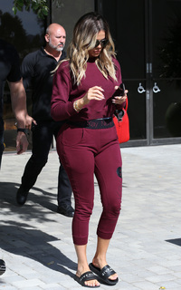 Khloé Kardashian feet photo thumbnail