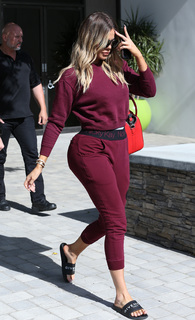 Khloé Kardashian feet photo thumbnail