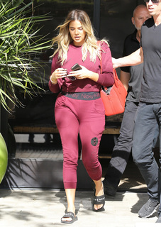 Khloé Kardashian feet photo thumbnail