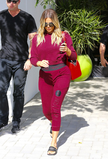 Khloé Kardashian feet photo thumbnail