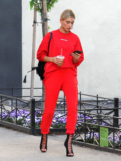 Hailey Bieber feet photo thumbnail