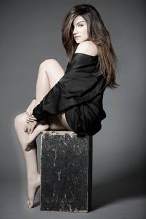 Maite Perroni feet photo thumbnail