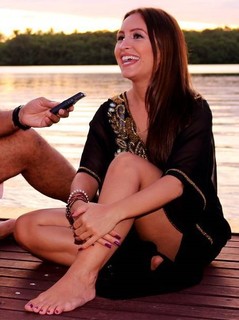 Carla Diaz feet photo thumbnail