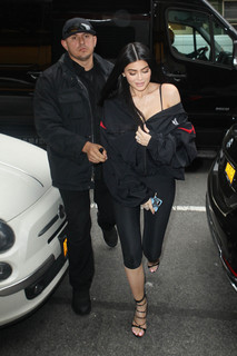 Kylie Jenner feet photo thumbnail