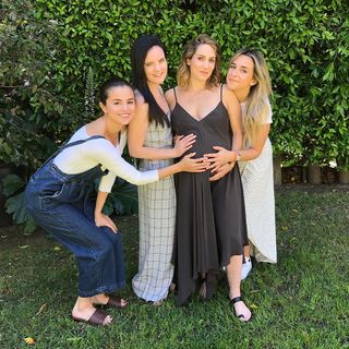 Selena Gomez feet photo thumbnail