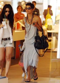 Halle Berry feet photo thumbnail