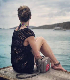 Katie Cassidy feet photo thumbnail