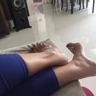 Karin Klemp feet photo thumbnail