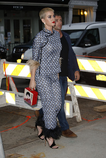Katy Perry feet photo thumbnail