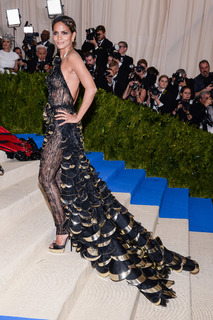 Halle Berry feet photo thumbnail