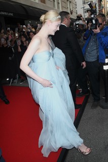 Elle Fanning feet photo thumbnail