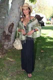 Tia Carrere feet photo thumbnail