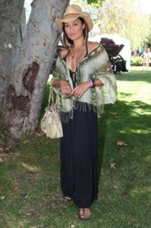 Tia Carrere feet photo thumbnail