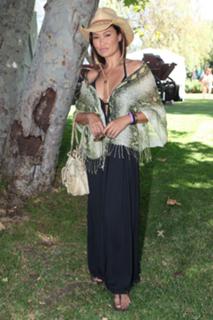 Tia Carrere feet photo thumbnail