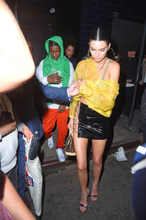 Kendall Jenner feet photo thumbnail