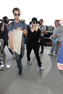 Kaley Cuoco feet photo thumbnail
