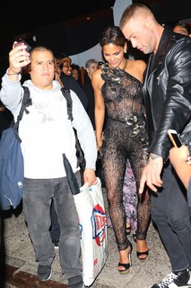 Halle Berry feet photo thumbnail