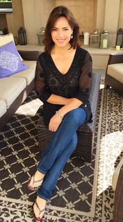 Lisa Robertson feet photo thumbnail