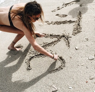 Katie Cassidy feet photo thumbnail